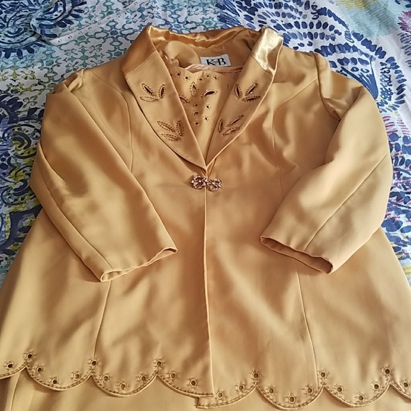 KB Dresses & Skirts - KB Skirt suit
